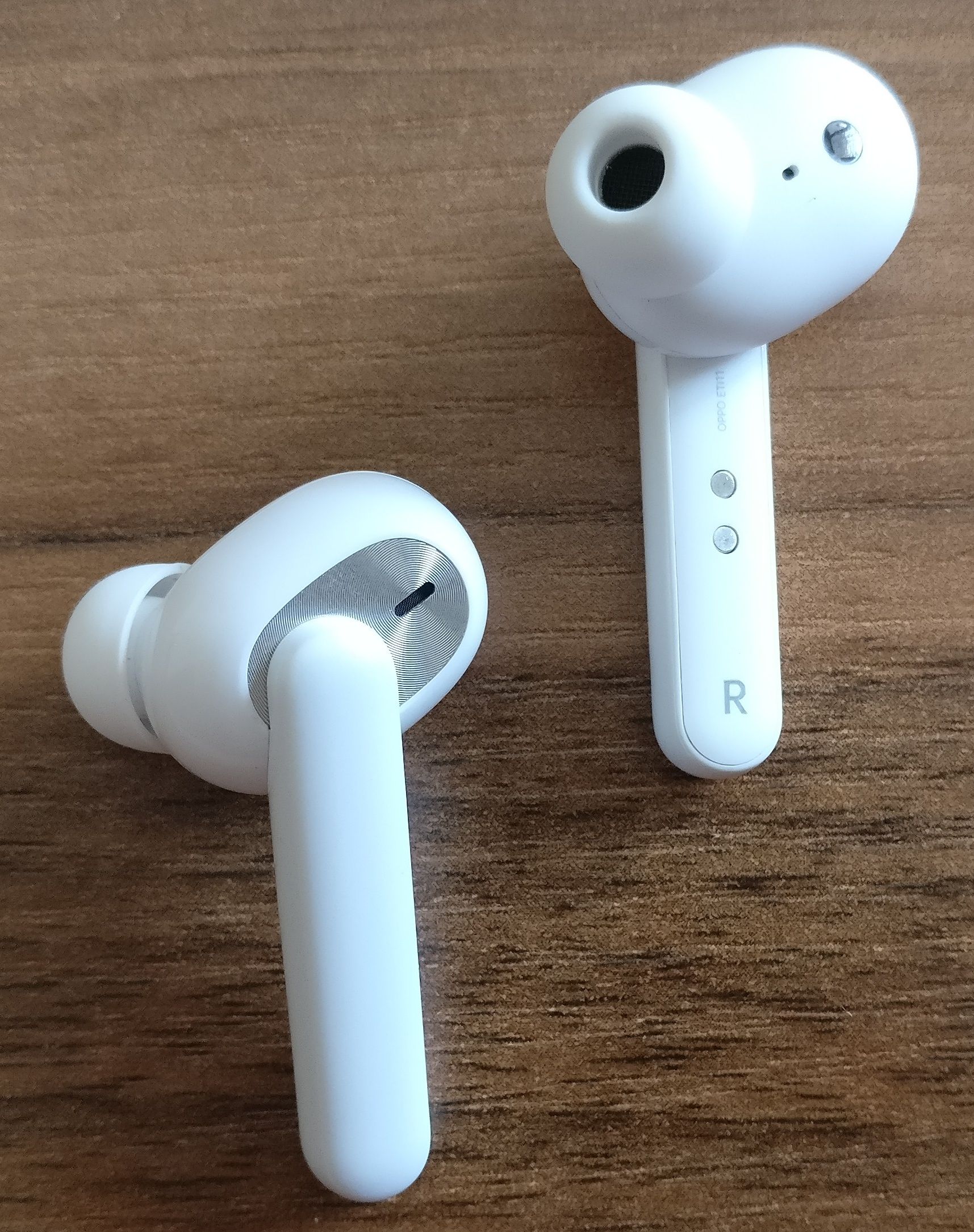 Oppo enco w31 discount vs apple airpods